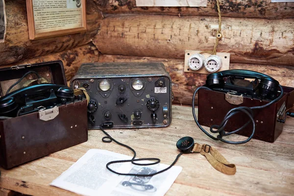 Estación de radio militar y teléfono de partisanos soviéticos en guerra — Foto de Stock