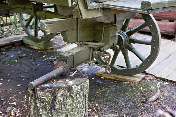 Broken wagon without wheel — Stock Photo, Image