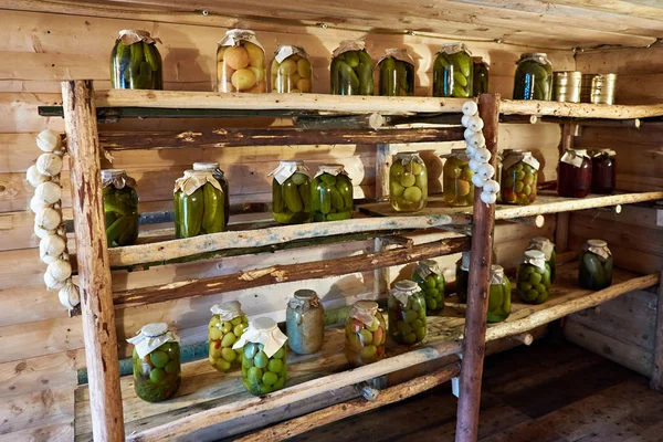 Conservas de verduras saladas en estantes en bodega — Foto de Stock