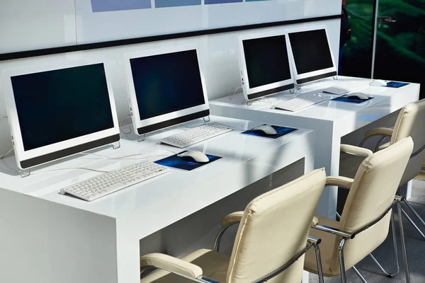 Locais de trabalho com computadores para funcionários da empresa — Fotografia de Stock