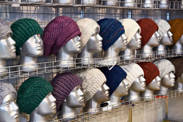 Шерстяные шляпы на серебряных головах манекенов в запасе — стоковое фото