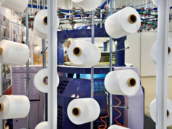 Bobinas con hilo blanco en fábrica de prendas de vestir —  Fotos de Stock