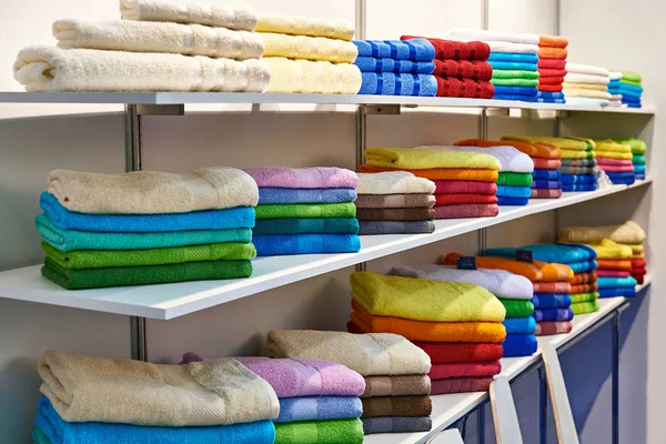 Кольорові махрові рушники на полицях магазинів — стокове фото