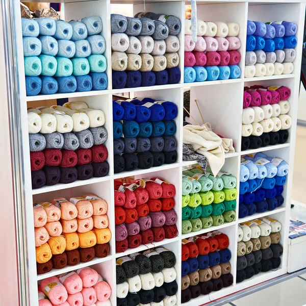 Clews farbige Wolle in den Regalen des Ladens — Stockfoto