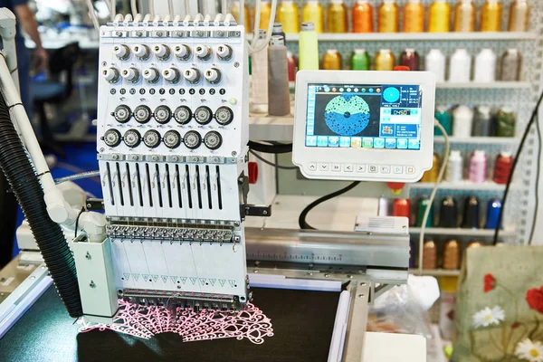 Індустріальна машина вишивки — стокове фото