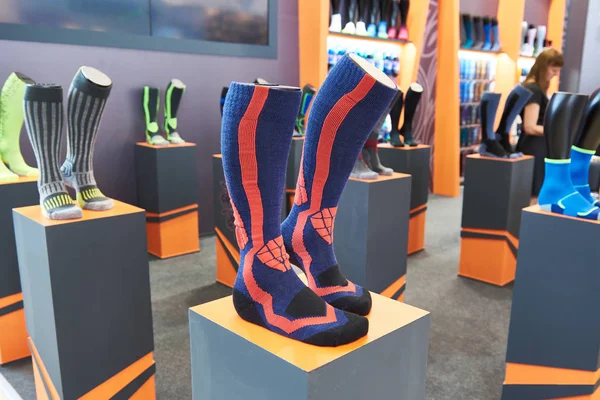 Теплые спортивные носки в магазине — стоковое фото