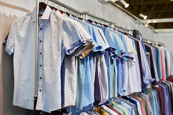 Мужские рубашки в магазине одежды — стоковое фото