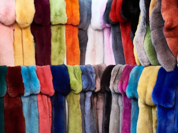 在市场上的多彩染色的毛皮 — 图库照片