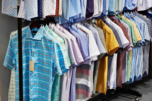 Мужские рубашки с короткими рукавами в магазине — стоковое фото