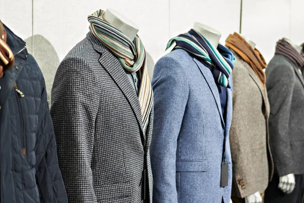 Casacos de desporto tweed masculino com cachecóis na loja de roupas — Fotografia de Stock