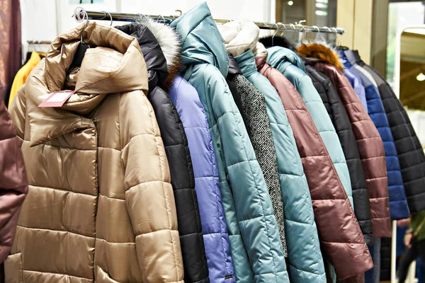 Chaquetas de invierno para mujer en percha en tienda — Foto de Stock