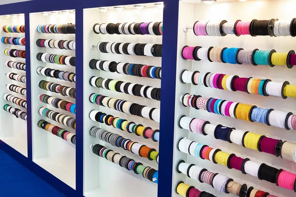 Nastri multicolori e treccia nel negozio di cucito — Foto Stock