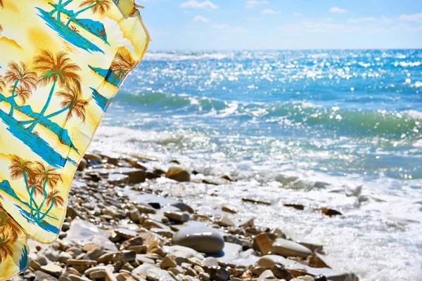 Skalnatá pláž moře a deštník — Stock fotografie