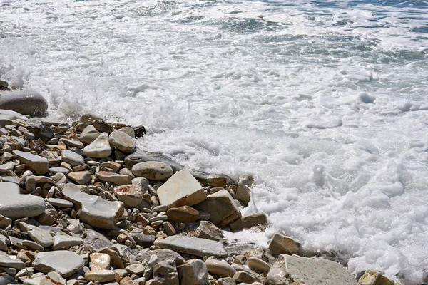 Mer et plage de rochers — Photo