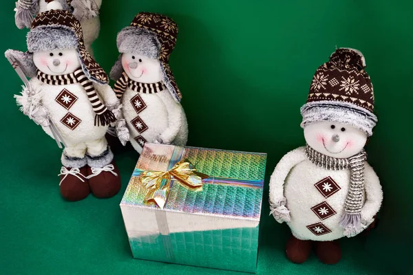 Christmas snowmen in hats and gift in box — Stock Photo, Image