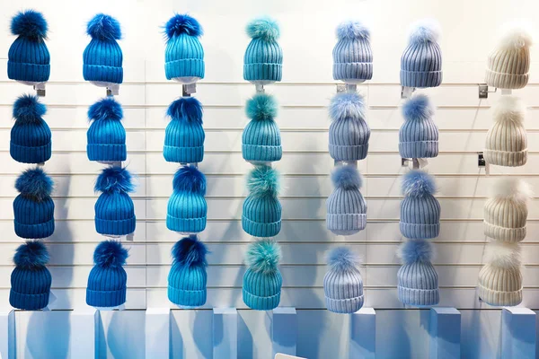 Sombreros de invierno de tonalidades azules en tienda — Foto de Stock