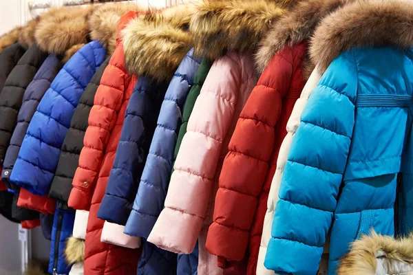 Casacos de inverno em um cabide na loja — Fotografia de Stock
