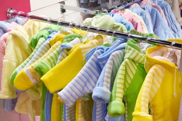 Ropa de bebé en la tienda — Foto de Stock