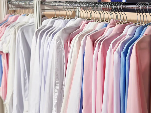 Camicette e camicie da donna in negozio — Foto Stock