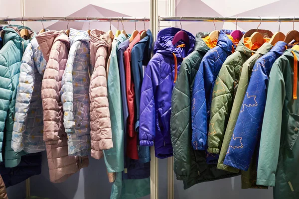Casacos de inverno no cabide na loja — Fotografia de Stock