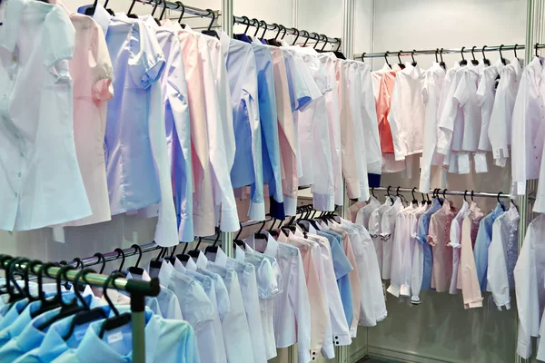 Camicette e camicie da donna in negozio — Foto Stock