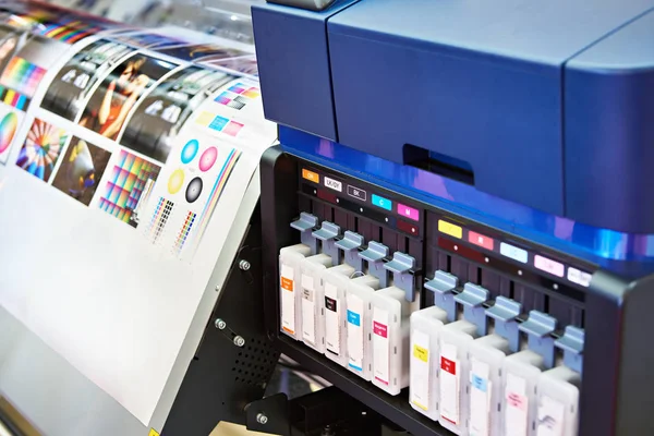 Inktcartridges en plotter — Stockfoto