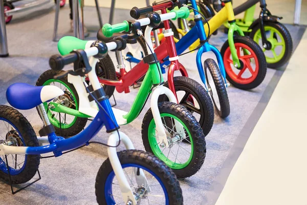 Bicicletas infantiles en tienda —  Fotos de Stock