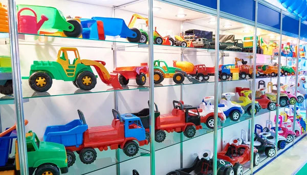 Χρωματιστά πλαστικά αυτοκίνητα στο παιδί κατάστημα παιχνιδιών — Φωτογραφία Αρχείου