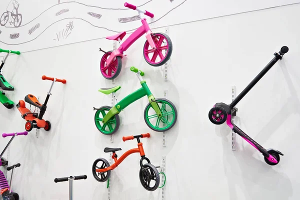 Dzieci równowagi rowerów lub wykonywania rower w sklepie — Zdjęcie stockowe