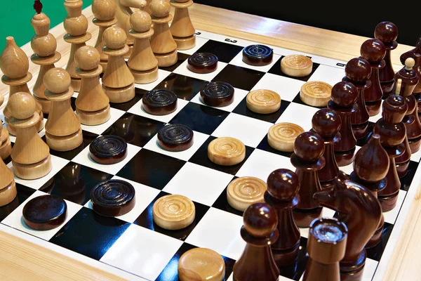 Schach und Dame an Bord — Stockfoto