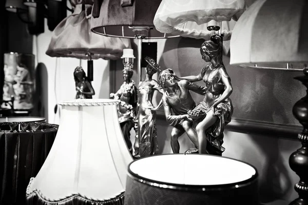 Figurki i lampy w sklep z antykami — Zdjęcie stockowe