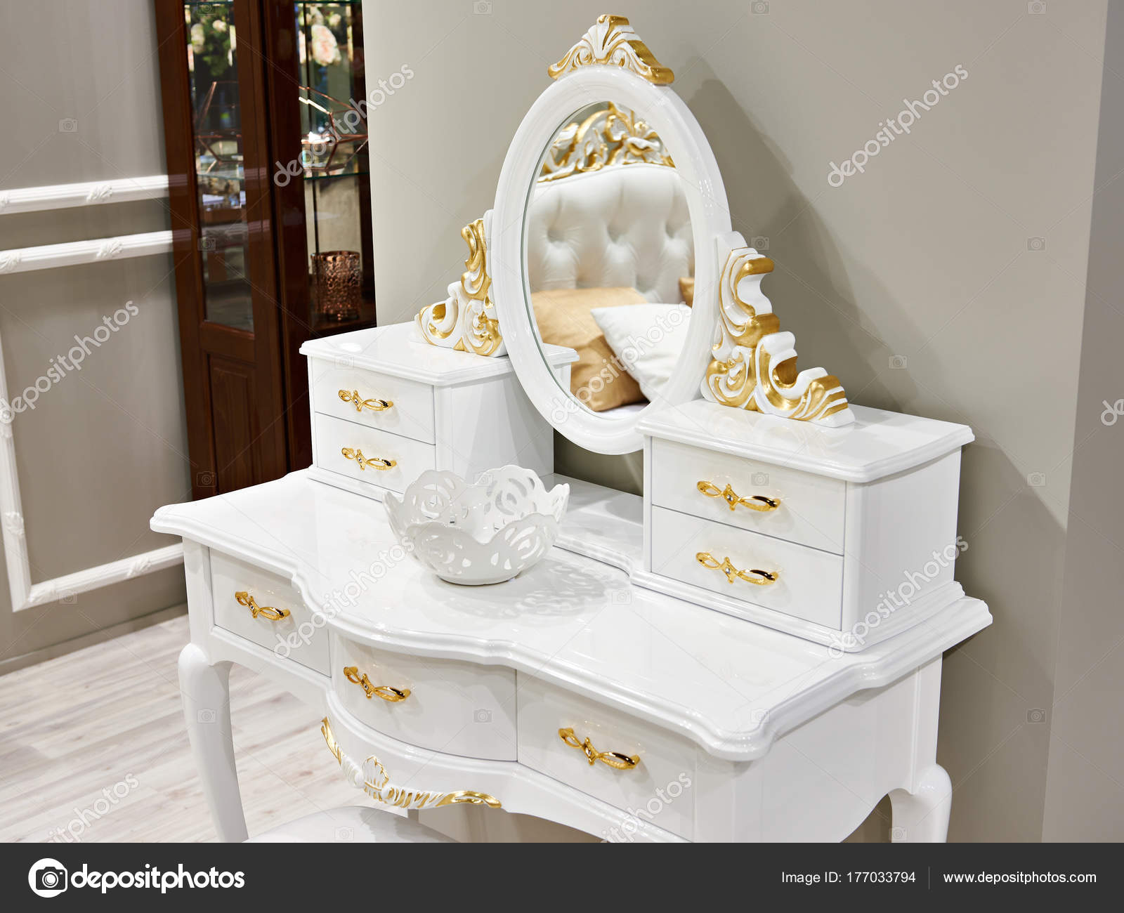 Vintage tocador de oro blanco — Foto de stock © ryzhov #177033794