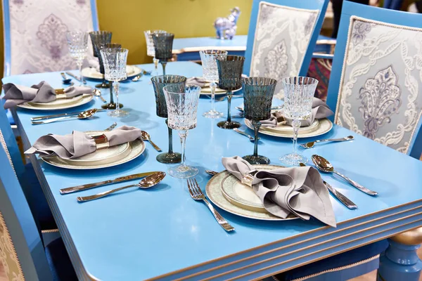 Serwetka z metalu w płycie na świąteczny stół do jadalni — Zdjęcie stockowe