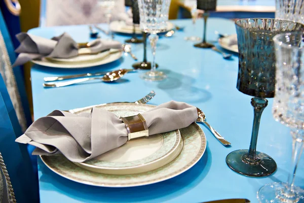 Serviette in Metallhalter im Teller auf festlichem Tisch — Stockfoto