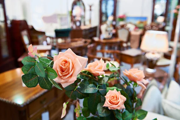 Künstliche Rose auf dem Hintergrund des Innenraums — Stockfoto