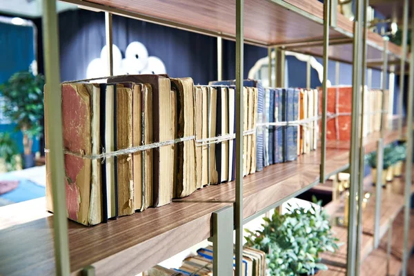 Alte Bücher mit Seil im Regal angebunden — Stockfoto