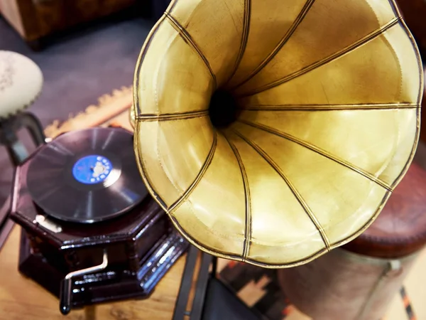 Gramofone antigo vintage com registro de fonógrafo — Fotografia de Stock