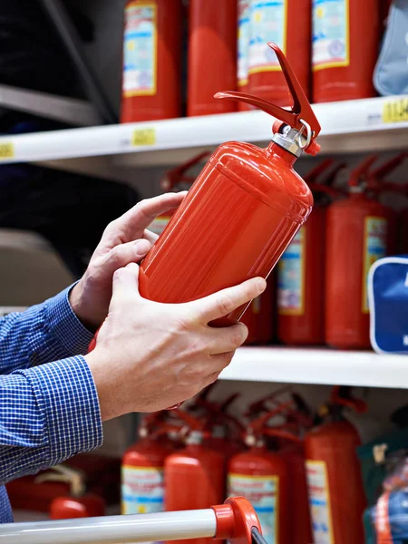 Käufer mit Feuerlöscher in der Hand im Geschäft — Stockfoto