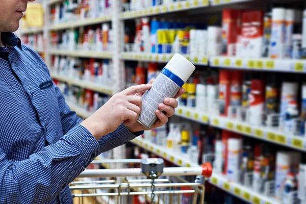 L'homme choisit des produits chimiques pour la voiture en magasin — Photo