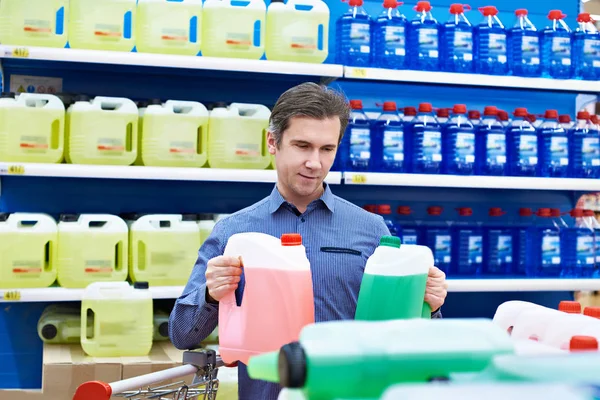 Mężczyzna kupuje płyn do spryskiwaczy w sklepie — Zdjęcie stockowe