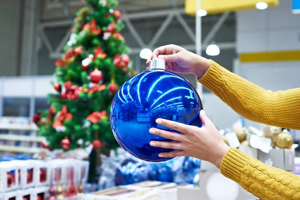Grande bola de árvore de Natal azul nas mãos — Fotografia de Stock