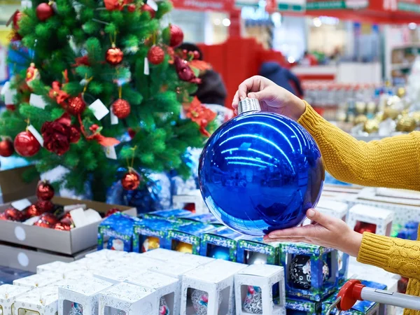 Gran bola de árbol de Navidad azul en las manos —  Fotos de Stock