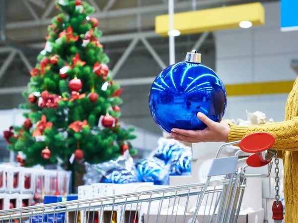 Kerst te koop in de shop van fir tree speelgoed — Stockfoto