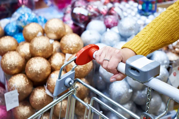 Shopper avec panier sur vente de Noël dans la boutique — Photo