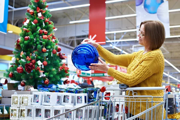 Счастливая женщина на рождественской распродаже в магазине — стоковое фото