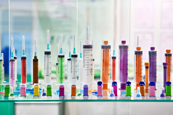 Colorful medical syringes of different sizes — Stock Photo, Image
