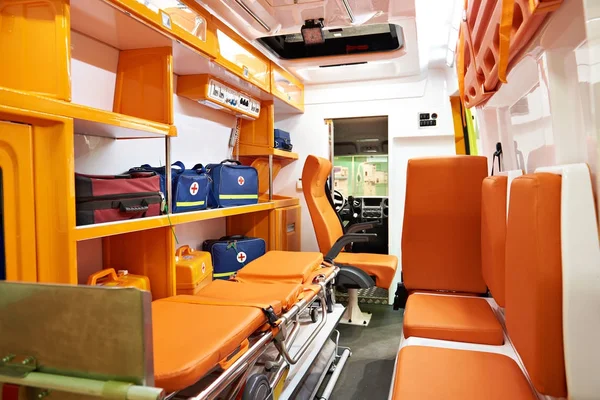 Interior de ambulância com equipamento médico — Fotografia de Stock