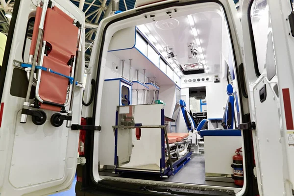 Interno di ambulanza con attrezzature mediche — Foto Stock