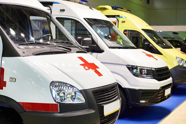 Auto ambulanza bianca con una croce rossa — Foto Stock