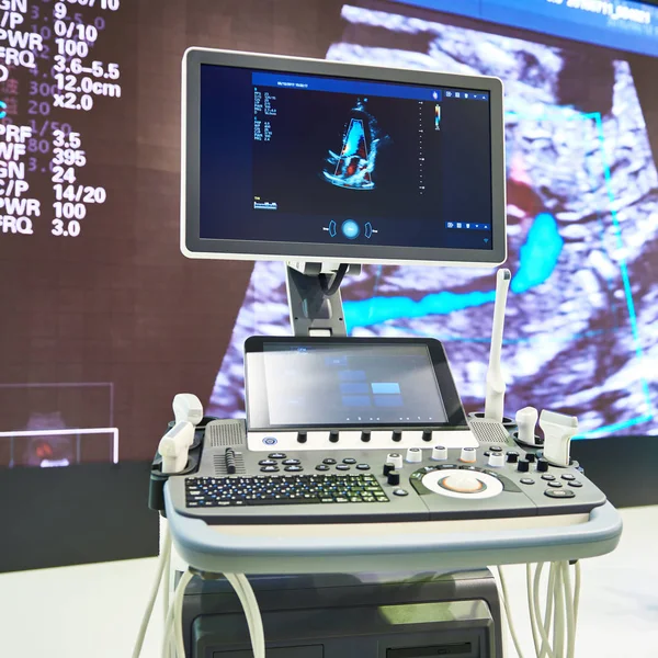 Arka plan üzerinde ultrason muayenesinden scre için tıbbi cihazlar — Stok fotoğraf